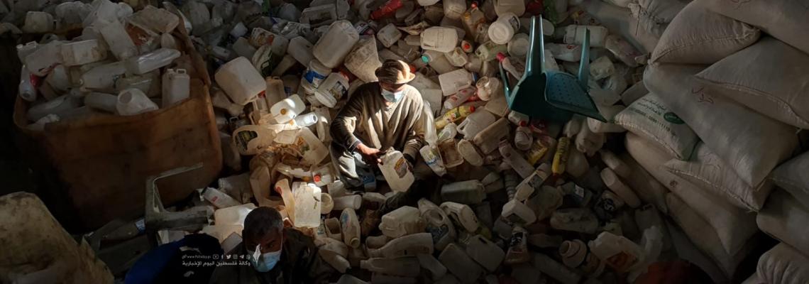 جرش النفايات الصلبة داخل معمل بخانيونس لإعادة تدويرها لاستخدامها في صناعات محلية