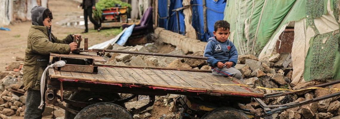 عيون بريئة تروي معاناة البؤس والفقر في غزة