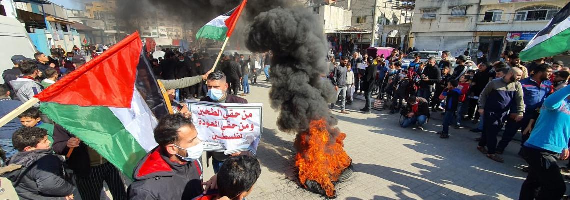 مسيرة حاشدة غاضبة احتجاجا على تقليصات وكالة الغوث في قطاع غزة