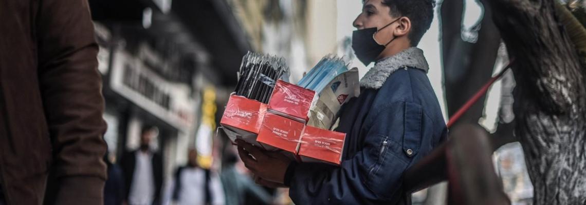 بيع الكمامات مصدر رزق جديد للشباب الغزيين
