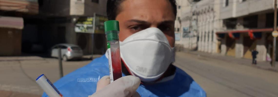 سحب عينات دم من المواطنين لفحص الاجسام المناعية لفيروس كورونا في غزة