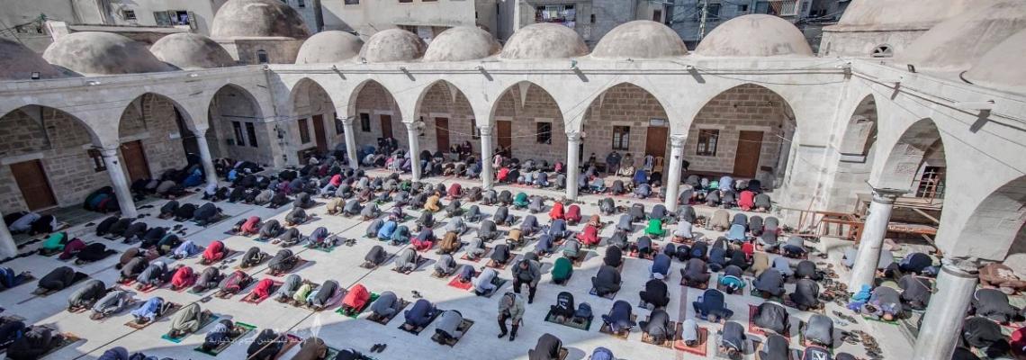 عودة المصلين لأداء صلاة الجمعة بعد 50 يومًا من الإنقطاع عنها في قطاع غزة، بسبب انتشار فيروس كورونا