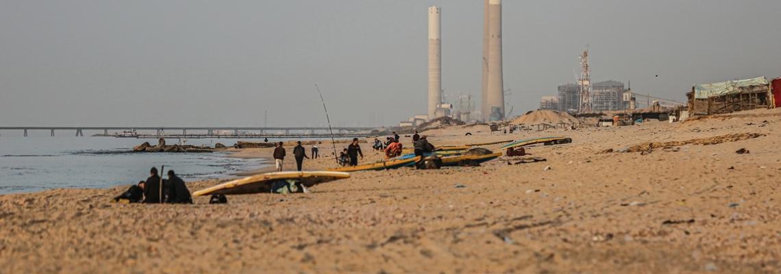 صيادو مخيم الشاطئ يمارسون مهنة الصيد على بعد نظرهم ميناء اسدود