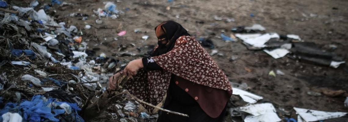 صور صادمة من جنوب قطاع غزة ...عندما تنتزع لقمة العيش من مكب للنفايات