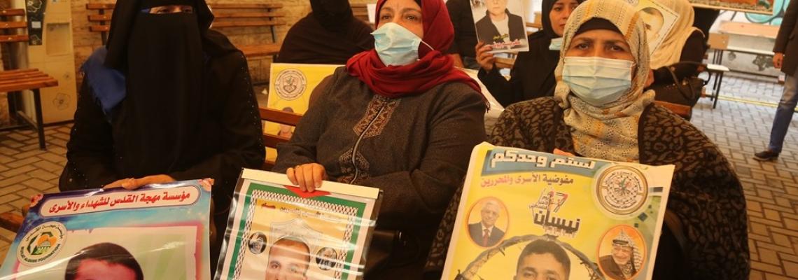 وقفة لأهالي الأسرى المصابين بكورونا أمام الصليب في أول يوم لاستئناف الاعتصام  بعد توقفه بسبب فيروس كورونا