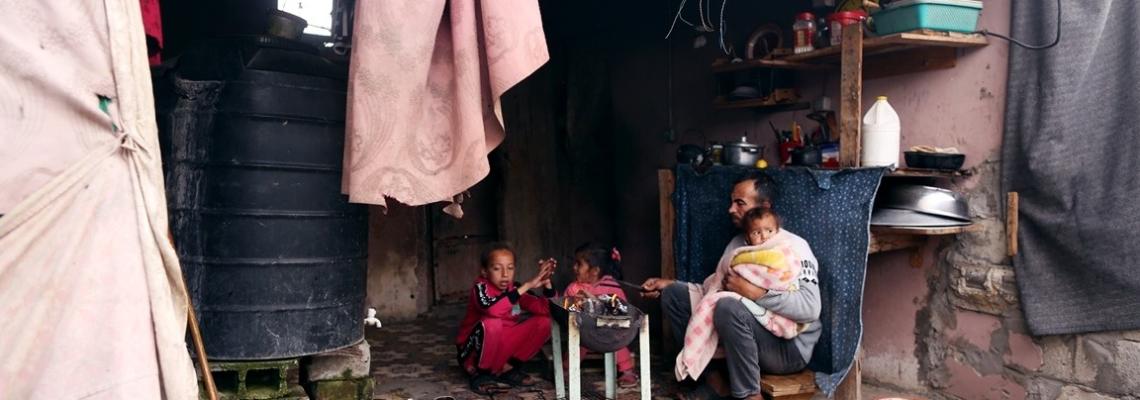 فقراء غزة يواجهون البرد القارص بالجلوس أمام موقد النار
