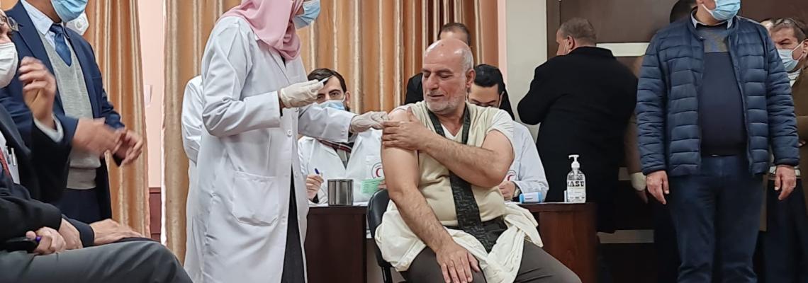 غزة : انطلاق حملة التطعيم ضد كورونا .. حضور كبير لوسائل الإعلام المحلية والدولية