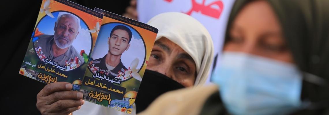 اعتصام لأهالي الشهداء في غزة يطالب السلطة بصرف رواتبهم