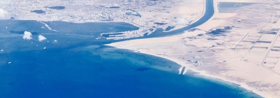 صور جوية للسفن المنتظرة على مدخل قناة السويس