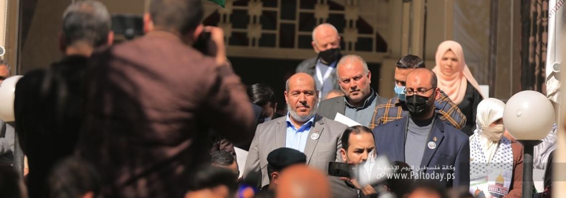 حركة حماس تسلم لجنة الانتخابات قائمة باسماء المرشحين للانتخابات التشريعية