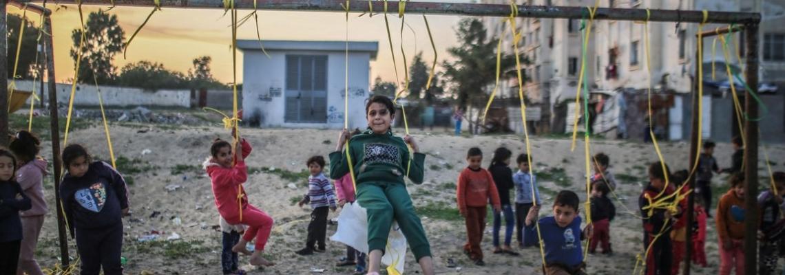 شاهد كيف يصنع أطفال غزة لحظات فرح من لاشىء