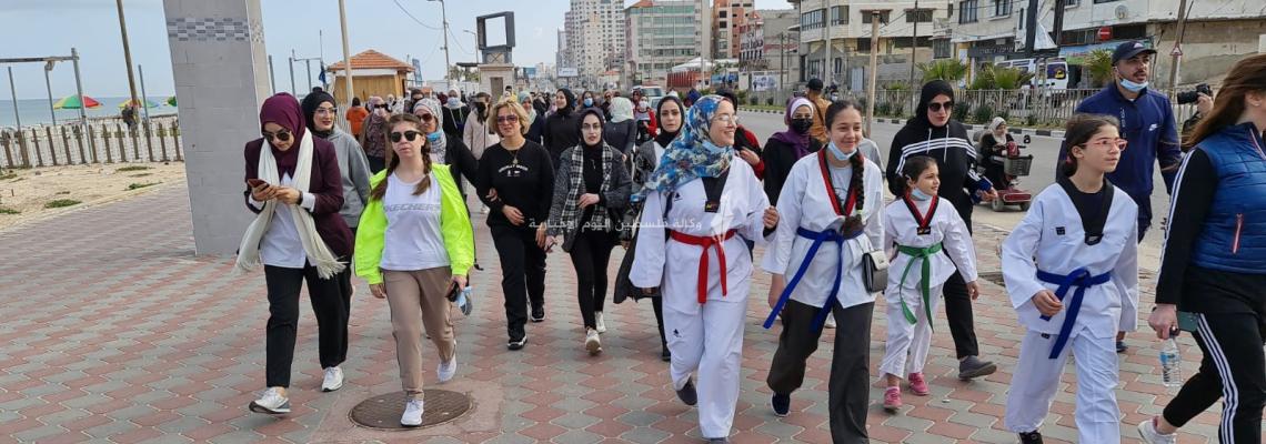 سيدات يمارسن رياضة المشي ضمن فعالية "خطى واثقة" التي ينظمها الاتحاد الفلسطيني للثقافة الرياضية
