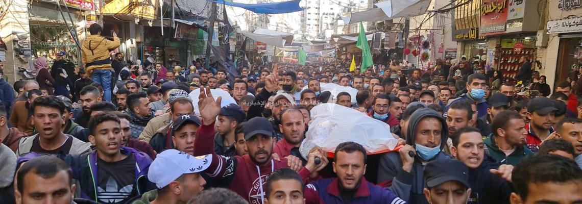 جماهير كبيرة تشيع جثامين شهداء خانيونس