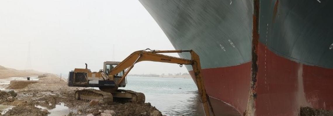 مواصلة تعويم السفينة الجانحة بقناة السويس.. وتعليق حركة الملاحة مؤقتًا