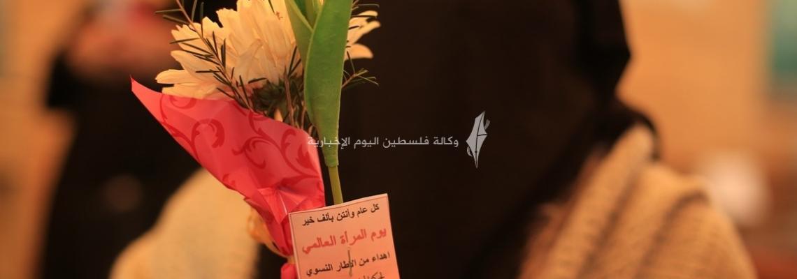 في ذكرى يوم المرأة العالمي.. توزيع ورود على امهات الأسرى في الصليب الاحمر بغزة