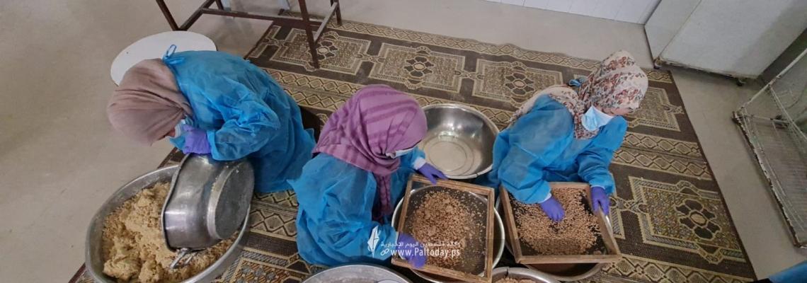 سيدات من مطبخ "كرموسة" يعددن الأكلات الرمضانية لتحسين أوضاعهن الاقتصادية