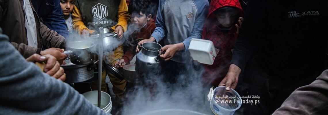 غزة..الحطاب يطهو الجريشة والعدس ويوزعها على الفقراء والمحتاجين