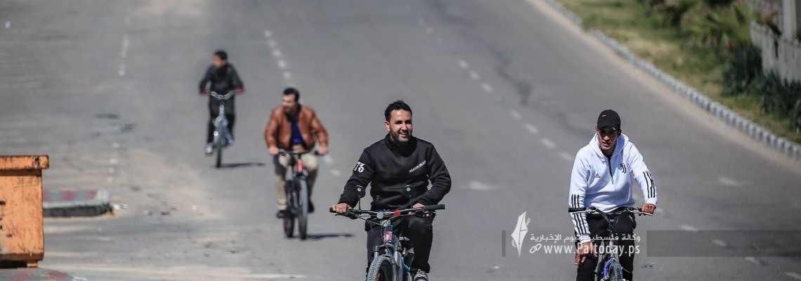 بالصور : غزيون يتجولون في شوارع غزة بعد قرار منع حركة المركبات