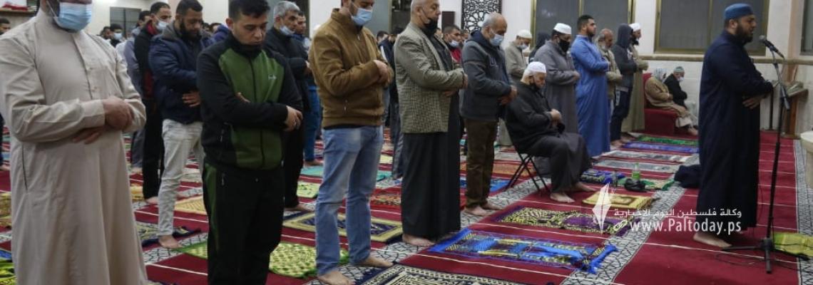 صلاة العشاء والتراويح في مساجد محافظة غزة وسط اجراءات الوقاية من فيروس كورونا