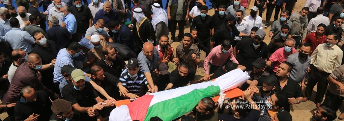 بالصور :غزة جماهير غفيرة تشيع جثمان الفقيد الدكتور ابراهيم الحساينة "ابو جعفر"