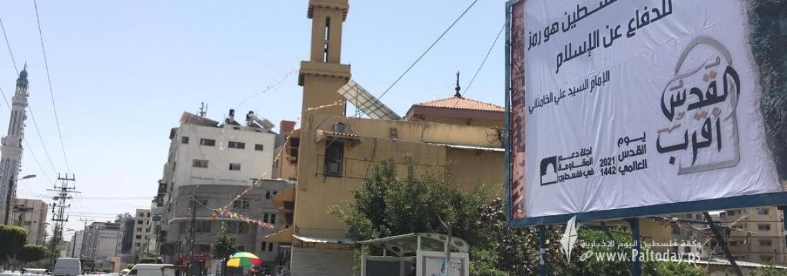 يافطات في غزة تحيي يوم القدس العالمي بعنوان "القدس أقرب"