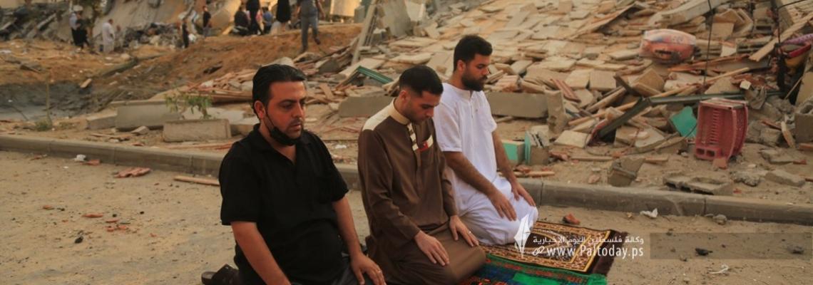 بالصور :الفلسطينيون يحيون صلاة العيد بجوار ركام المنازل
