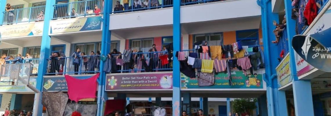 بالصور.. معاناة وحياة صعبة للفلسطينيين في أماكن الايواء داخل مدارس الانروا