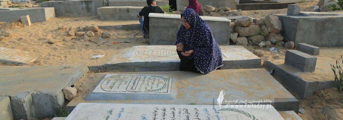 المقابر وجهة الغزيين في عيد الفطر.. وحزن على شهداء العدوان