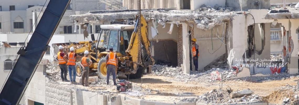 بالصور :بدء ازالة ركام المبانى المدمرة بعد قصف الاحتلال لشارع الوحدة غرب مدينة غزة