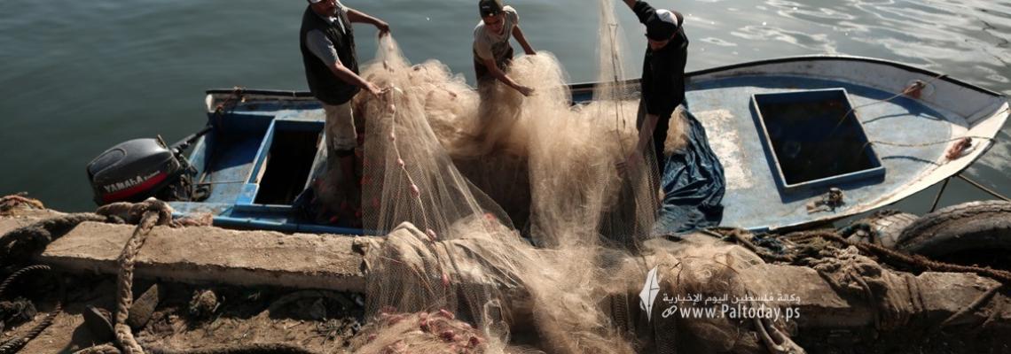 بالصور:صيادو غزة يعودون للعمل بعد فتح الاحتلال للبحر 6 ميل
