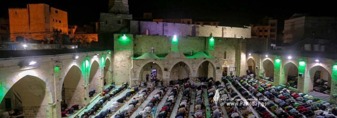 بالصور : إحياء ليلة السابع والعشرين من رمضان في المسجد العمري الكبير في غزة