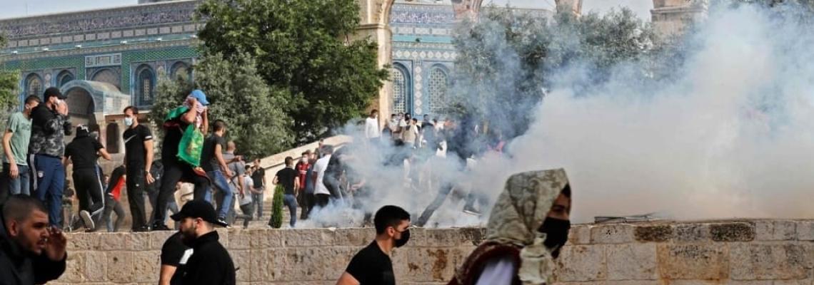 مواجهات عنيفة في المسجد الأقصى واعتداءات وإصابات بالرصاص والاختناق