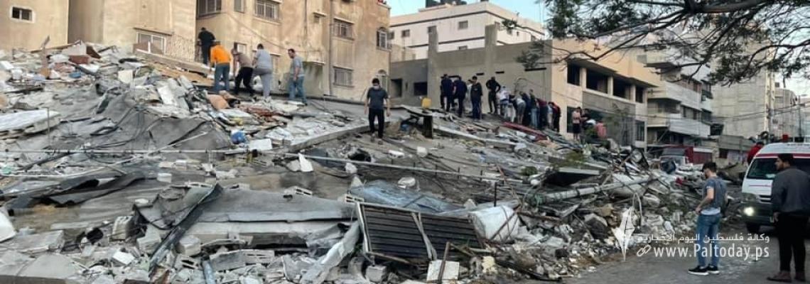 آثار الدمار الذي خلفته غارات الاحتلال في شارعي الوحدة والثورة، ومحيط ملعب فلسطين وسط مدينة غزة فجر اليوم