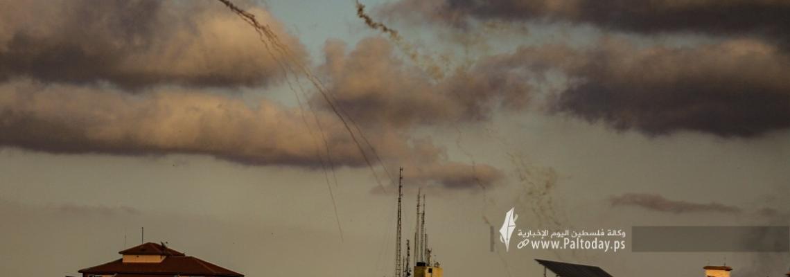 بالصور :جيش الاحتلال يلقي الفسفور على منازل وأراضي المواطنين شرق غزة