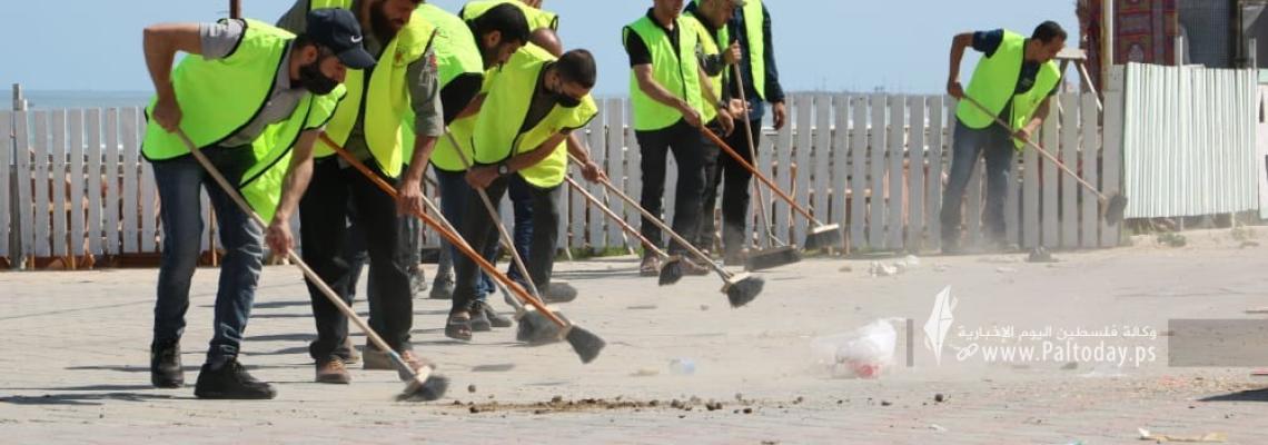 بالصور: حركة الجهاد الإسلامي تنظم حملة لتنظيف شارع الرشيد غرب مدينة غزة