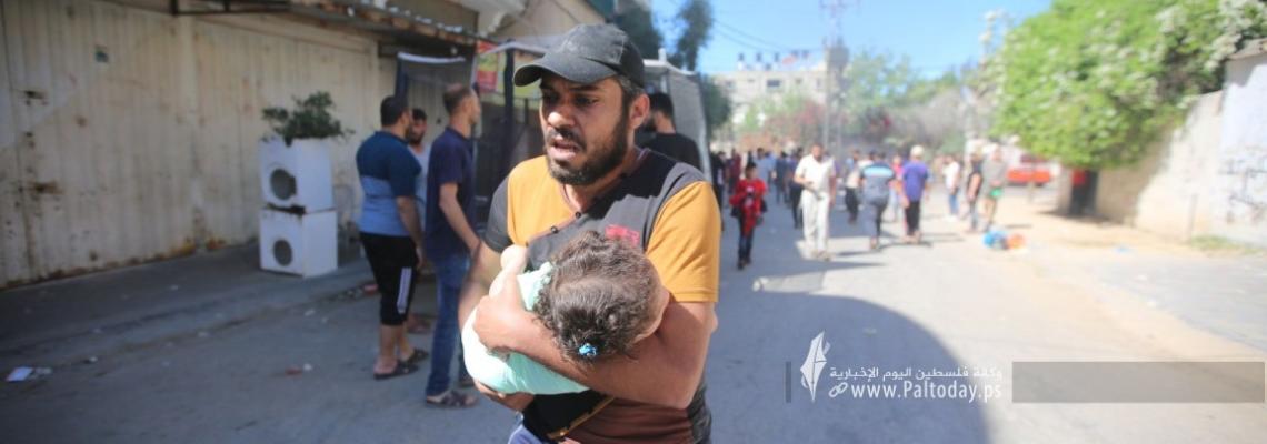 انتشال شهداء في استهداف منزل لعائلة الخطيب على ساكنيه شرق مخيم البريج وسط قطاع غزة.