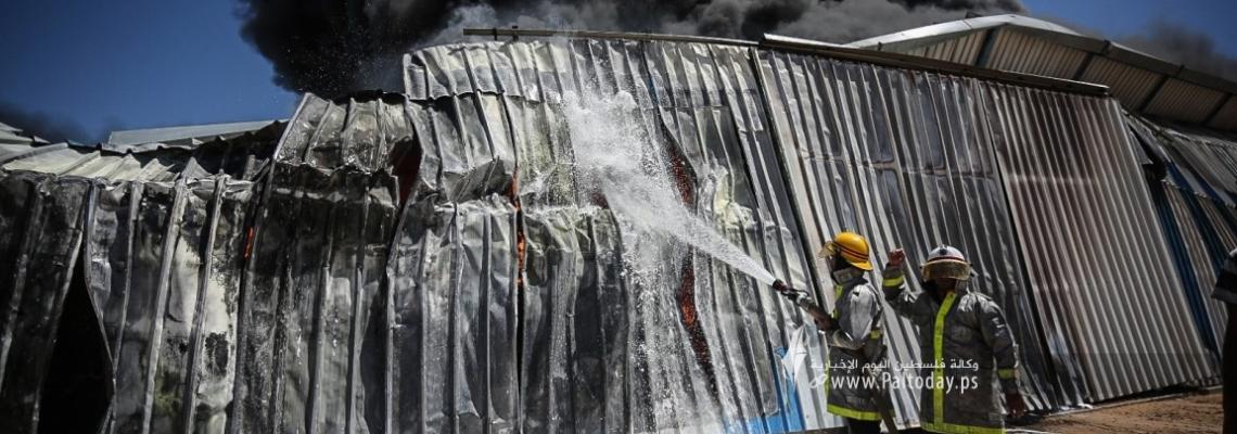 حريق ضخم جراء قصف مدفعي على مستودع للدهانات شمال رفح