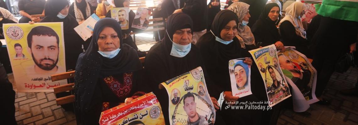 بالصور:اعتصام أهالي الأسرى الأسبوعي داخل مقر اللجنة الدولية للصليب الأحمر