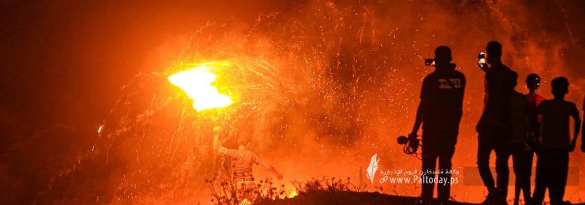 بالصور:الشباب الثائر يواصل فعاليات الارباك الليلي قرب موقع ملكة شرق قطاع غزة