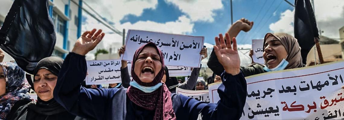 "أوقفوا العنف ضد النساء"..مسيرة نسائية أمام منزل الضحية استبرق بركة التي قتلت على يد زوجها في خانيونس