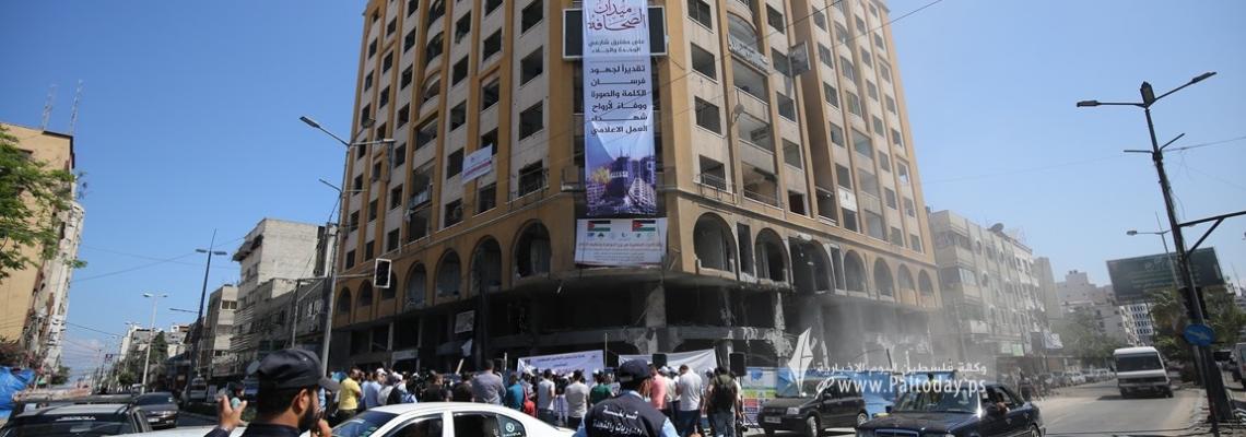 بالصور: بلدية غزة تطلق اسم "ميدان الصحافة" على مفترق الجلاء مع شارع الوحدة تقديراً للصحفيين