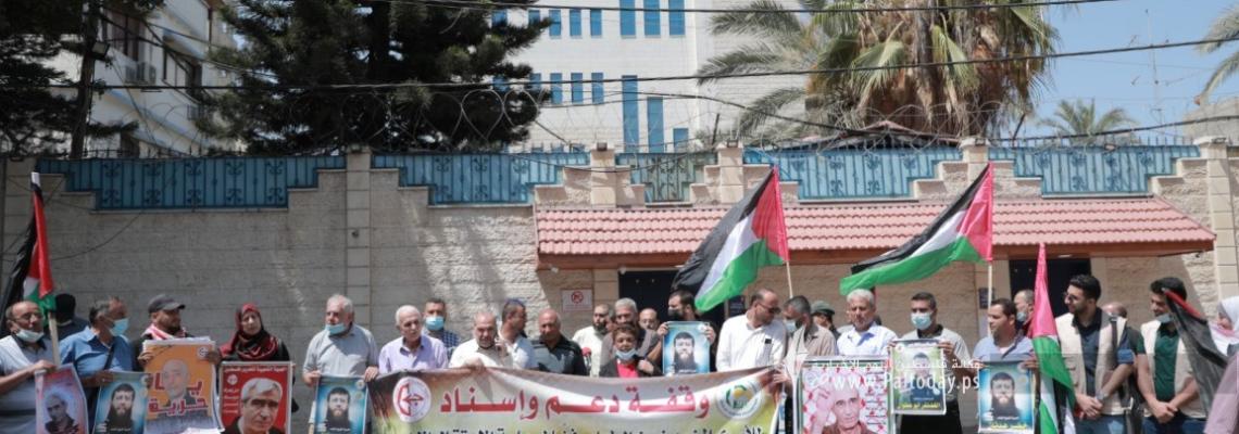 بالصور:وقفة لمهجة القدس والجبهة الشعبية دعماً للأسيرين المضربين الشيخ خضر عدنان والغضنفر أبو عطوان أمام مقر المفوض السامي بمدينة غزة