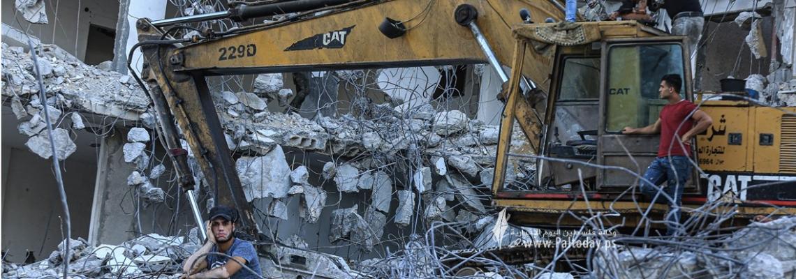 بالصور :الآليات تواصل هدم المنازل المدمرة في غزة