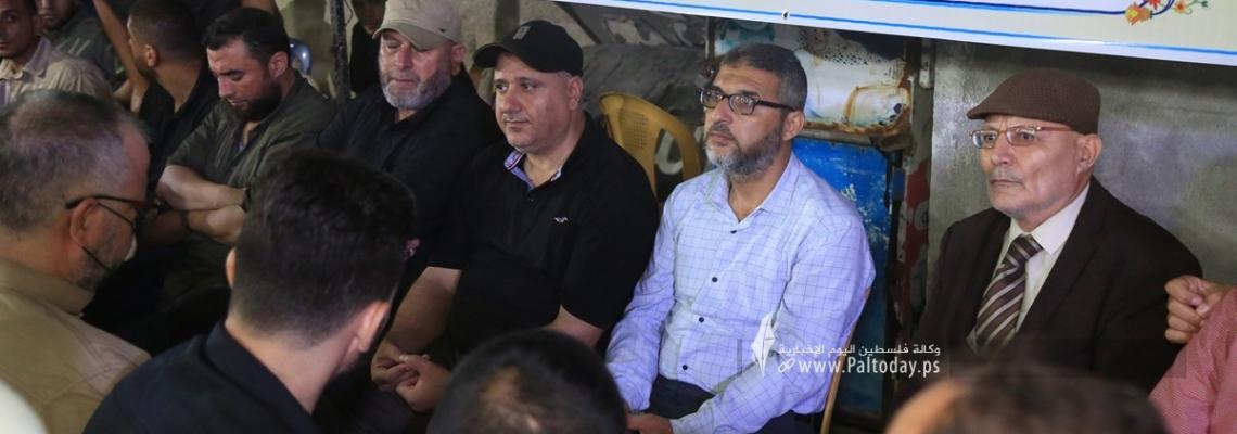 بالصور:"الجهاد الاسلامي وسرايا القدس" تقدمان واجب العزاء لعائلة الشهيد عطا ساق الله شهيد حادث سوق الزاوية الأليم