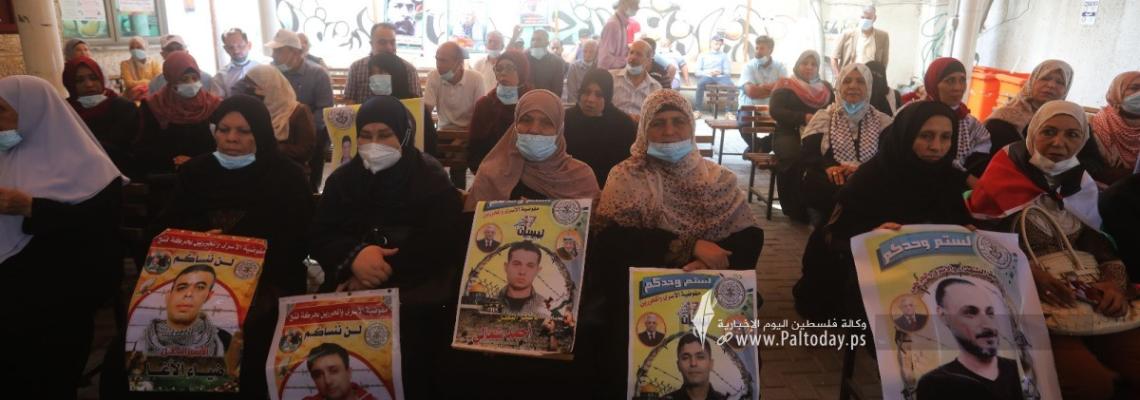 بالصور:اعتصام اهالى الأسرى الأسبوعي أمام مقر الصليب الأحمر بغزة