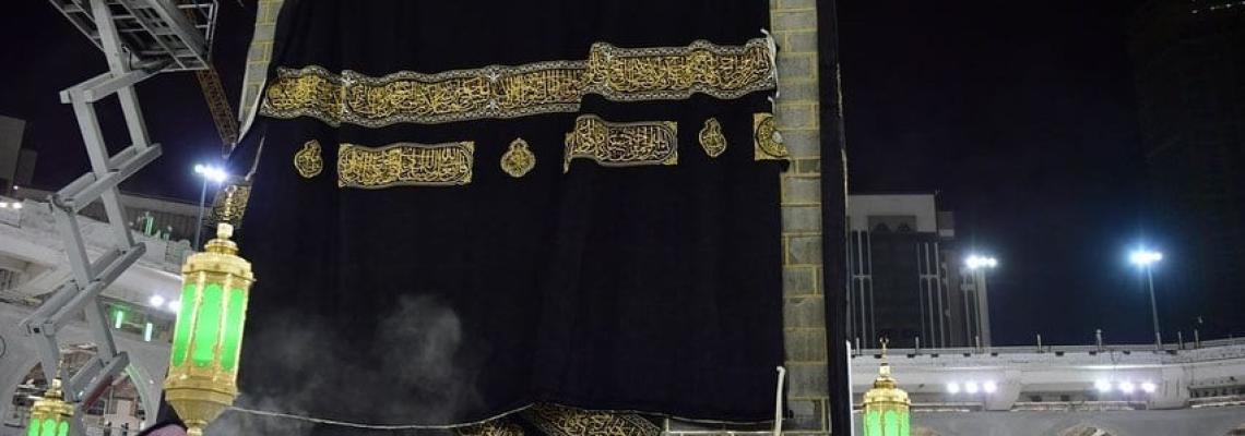 بالصور: استبدال كسوة الكعبة المشرفة