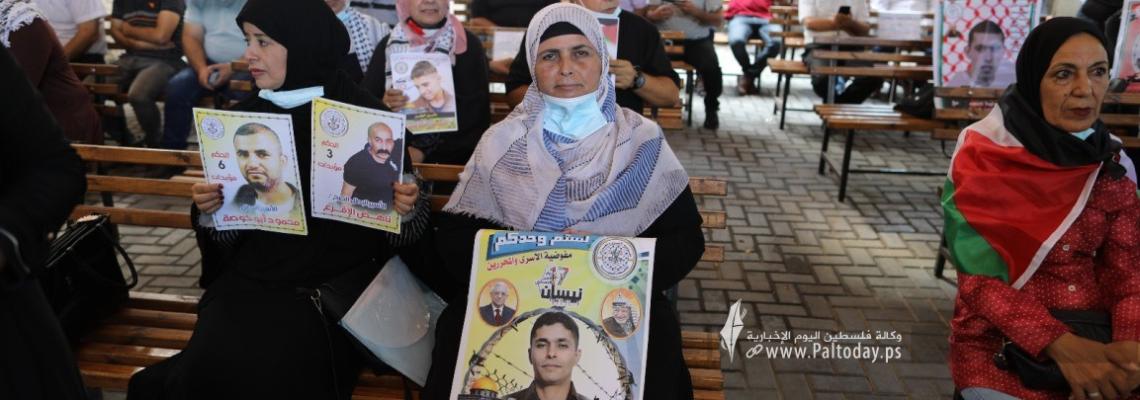بالصور:اعتصام اهالى الأسرى الأسبوعي أمام مقر الصليب الأحمر بغزة