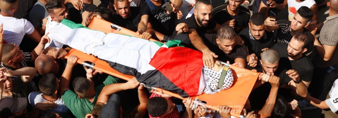 جماهير غفيرة تشيع جثامين الشهداء في مخيم جنين يتقدمهم مقاتلون من سرايا القدس