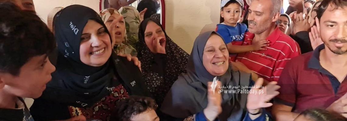 بالصور خانيونس: بالعزم والإرادة مها الحصيني تبلغ من العمر (51 عاماً) وتحصل على نسبة 91.9%