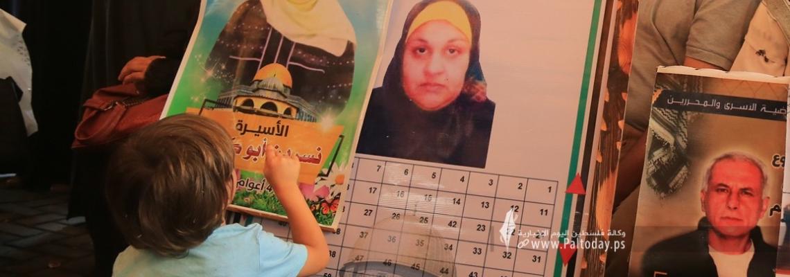 بالصور:اعتصام اهالى الأسرى الأسبوعي أمام مقر الصليب الأحمر بغزة